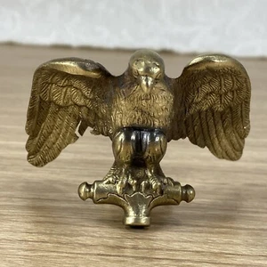 Antigua figura de águila alada extendida de latón con acabado de bandera roscada - Imagen 1 de 11