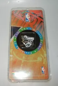 1995 Prodotti Stampati Licenza NBA Dallas Mavericks Logo Trading Spilla Nuova - Foto 1 di 2