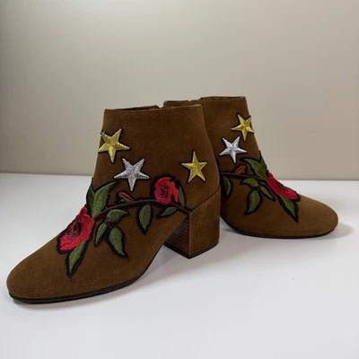 Botines bordados de gamuza marrón con parches azules 7M GENTLE SOULS para mujer Foto 1 de 4