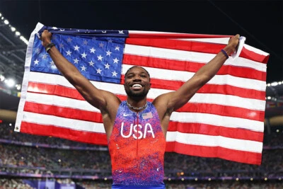Noah Lyles Hombres 100m 2024 Juegos de Verano Campeones Celebración Fans - PÓSTER 20"x30" Foto 1 de 3