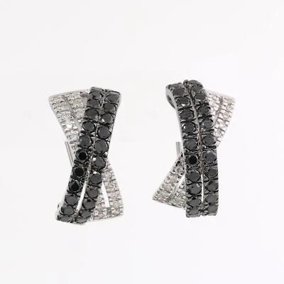 Pendientes cruzados de medio aro de diamantes blancos negros con respaldo Omega de oro blanco de 14 quilates Foto 1 de 4