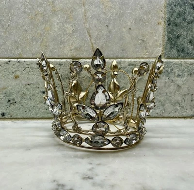 "Corona calada dorada con diamantes de imitación adorno de Navidad de 5"" de ancho" Foto 1 de 4