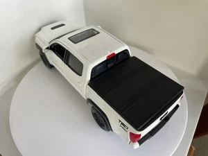 3D Printed Add-On Pickup Tonneau for 1/27 Maisto 2023 Toyota Tacoma TRD Pro - Bild 1 von 3