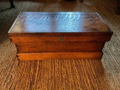 Antiga caixa de ferramentas de madeira de carpinteiro feita à mão com bandeja cauda de pomba - Imagem 1 de 4