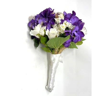 Hermoso ramo de novia floral de hortensia púrpura y rosas blancas 14" Foto 1 de 4