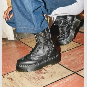 Bota alta Dr Martens nueva con caja Jadon gótica americana Western vaquero cuero plataforma 14 - Imagen 1 de 6