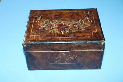 Ancienne boite en bois à motifs de fleurs  ,initial E.P ,imitation loupe - Photo 1/4
