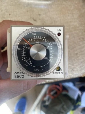 Omron E5C2-R40J Thermocouple Temperature Controller 120/240 With Base. - Image 1 of 4
