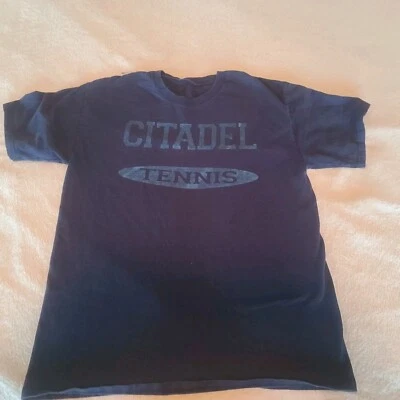 Camisa de tenis universitario azul medio The Citadel para hombre NCAA Foto 1 de 4