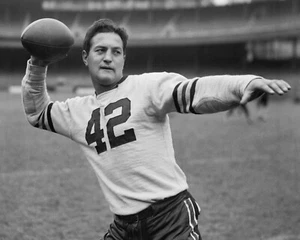 Foto vintage de fútbol americano de la NFL de Sid Luckman pose lanzando los Chicago Bears 8x10 - Imagen 1 de 1