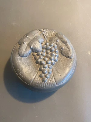 une boite ronde en étain signé Esté ( ma réf : 532 § ) - Photo 1/4