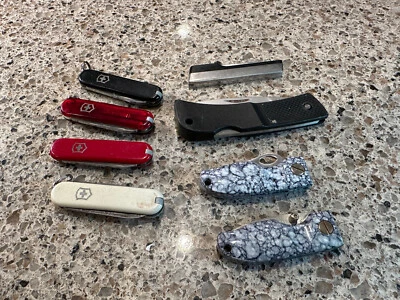 Victorinox Classic Mini Swiss Army Pocket Knife and other Assrtd Pocket Knifes - Image 1 of 4