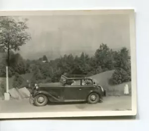 altes Foto Auto am Strassenrand, 1930er, 9x6cm - Bild 1 von 1