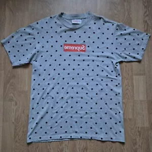 T-shirt Supreme x CDG a pois con logo scatola rovesciata grigio medio SS12 - Foto 1 di 10