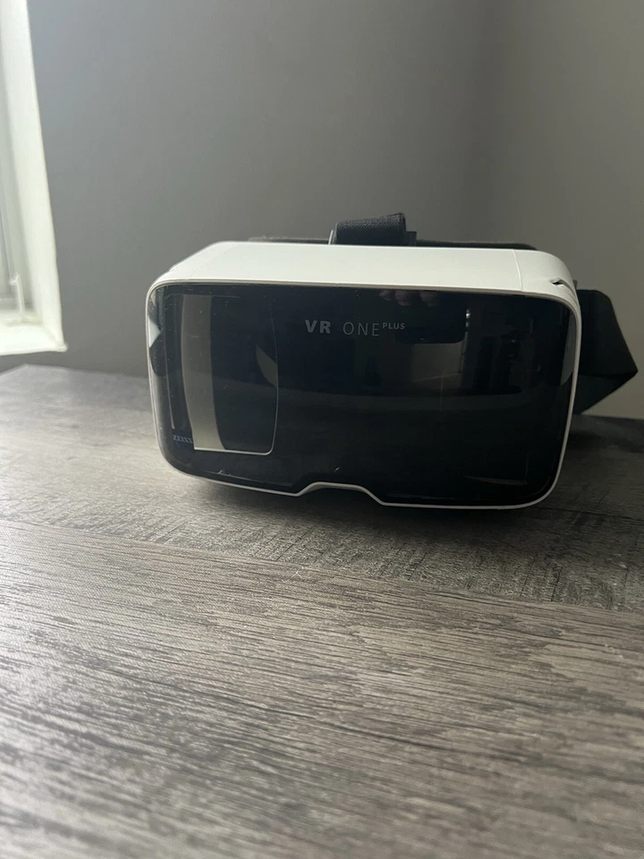 Gafas de realidad virtual Zeiss VR One Plus con correa para la cabeza y control deslizante para teléfono Foto 1 de 4