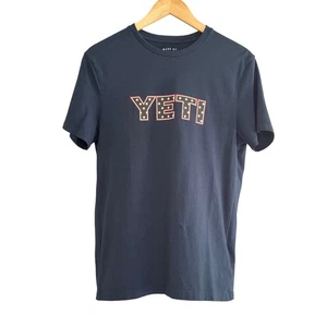 Camiseta YETI Estrellas y Rayas Azul Marino Para Hombre Pequeña Gráfica Logo Camiseta - Imagen 1 de 4
