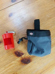 Futterbeutel Leckerli Tasche Trixie Leckerlitasche + Kotbeutelbehälter - Bild 1 von 2