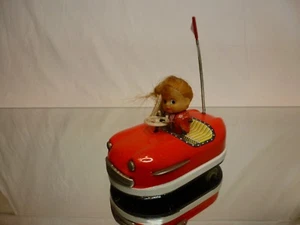 KO JAPAN VINTAGE BUMPER CAR with GIRL FIGURE - RED L14.5cm RARE - WINDUP - GOOD - Imagen 1 de 9