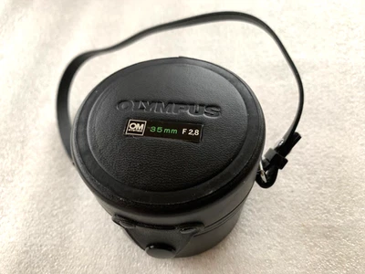 Estuche de lente de cuero original Olympus para lente de enfoque manual OM 35 mm F 2,8 Foto 1 de 4
