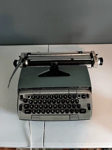 Smith Corona 120 Electra typewriter with case - Picture 1 of 13