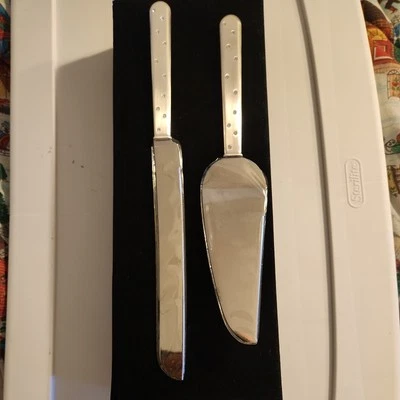 Juego de corte de pastel de boda acentuado con cristal de Swarovski cosas recordadas UEC Foto 1 de 4