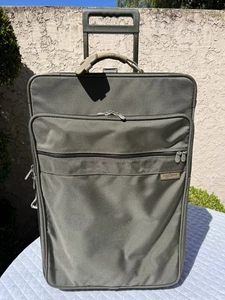 Maleta Briggs & Riley XL 28" Baseline vertical verde oliva rodante check-in - Imagen 1 de 12