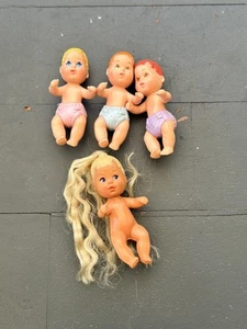 VINTAGE 1973 MATTEL BARBIE BABIES Baby set di 3 bambole triplette Krissy - Foto 1 di 5