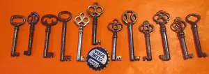 LOTTO DI 12 CHIAVI SCHELETRO VINTAGE A BOTTE APERTE FIOCCO FANTASIA ORNATO CHIAVE W12 ALTRO QUI - Foto 1 di 4