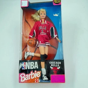 Muñeca Mattel Barbie NBA Chicago Bulls - Auténtico uniforme de la NBA 1998 #20692 - NUEVA EN CAJA - Imagen 1 de 8
