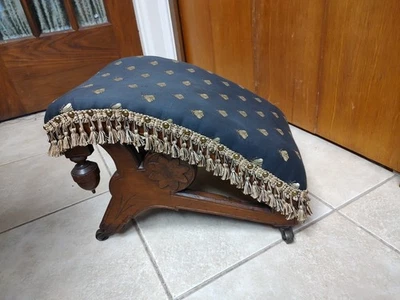 RARO Taburete de pie con acabado de nogal victoriano estilo East Lake vintage con ruedas  Foto 1 de 4