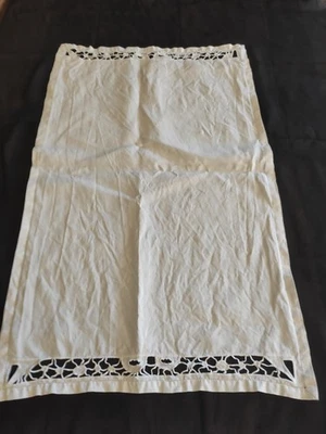 Chemin de table en Lin Broderie et Petit Jour - Photo 1/4
