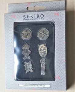 Sekiro Shadows Die Juego de dos prendedores Caja de 6 insignias de metal RARO - Imagen 1 de 3