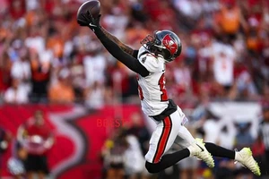 TEZ JOHNSON TAMPA BAY BUCKS SUPER 45YRD TD CATCH VS 49ERS 10/12/25 COLORE 8X10 - Foto 1 di 1