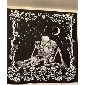 Skelett Liebhaber Wandteppich Gothic Wandbehang Mond Sterne Rosen Deko - Bild 1 von 1