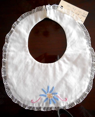 Antiguo babero muñeca bebé lino y encaje bordado a mano museo desaccesión Foto 1 de 4