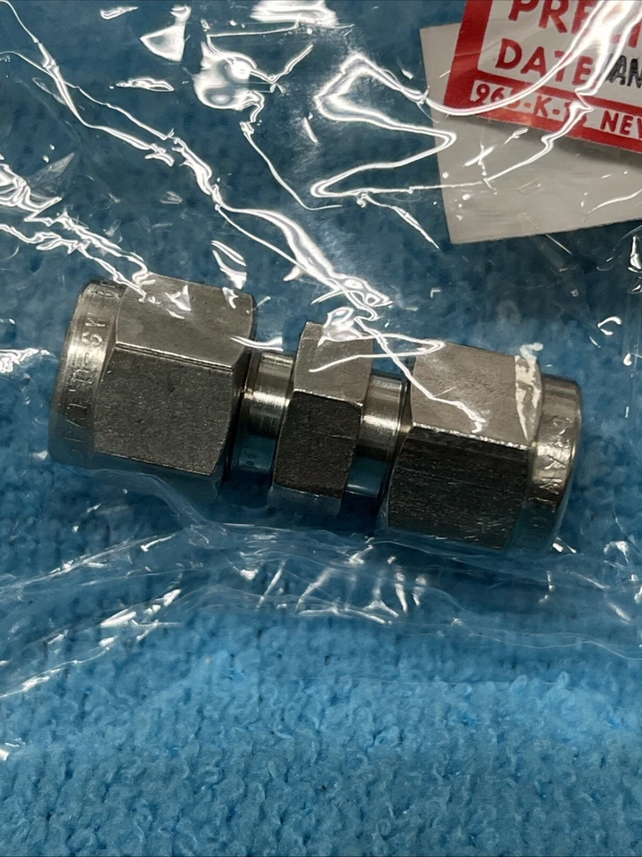 SWAGELOK ~ SS-400-6-1 ~ Compression Straight Union Tube - Image 1 of 1