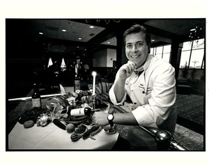 PRESS PHOTO - LORAIN, OHIO ED NIEMAN CHEF AT RENAISSANCE INN 1990 - Bild 1 von 2