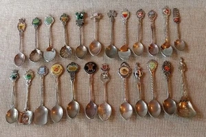 Lot of vintage souvenir Worldwide teaspoons, 24 silverplated world spoons - Picture 1 of 9