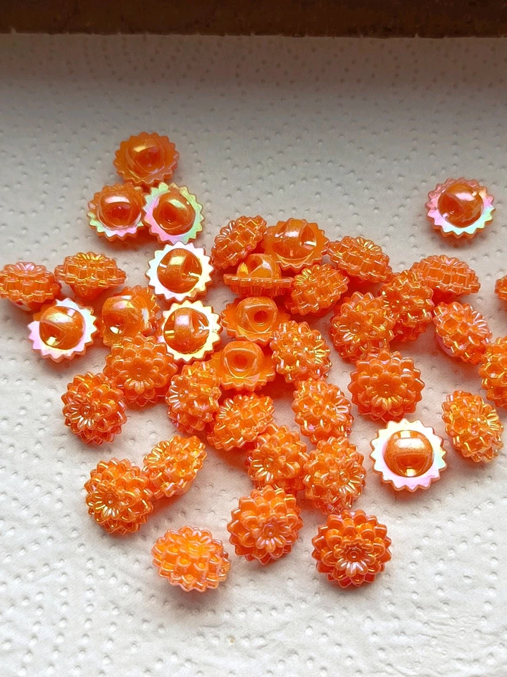 10 Blumen Knöpfe 11mm Öse Nähen Basteln Verzieren Glitzernd orange Knopf - Bild 1 von 1