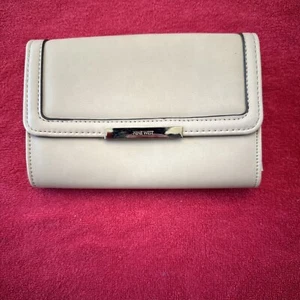 NINE WEST Faux Leather Clutch Bag In Ivory, Light Brown, And Metallic Gold VGC - Picture 1 of 12