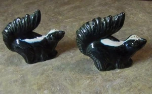 Vintage Pair of Rosemeade Pottery Skunks Salt and Pepper Shakers 2 &3 hole - Picture 1 of 5