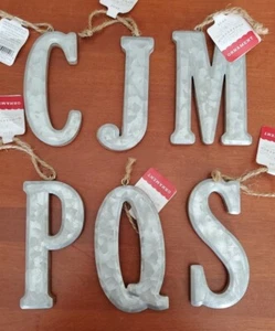 Surtido de adornos de una sola letra (metal y madera) de Wondershop (exclusivo para objetivos) - Imagen 1 de 10