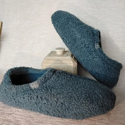 HomeTop Womens 10.5 Blue Fuzzy Memory Foam Fleece Loafer House Slippers NWOT - Image 1 of 4