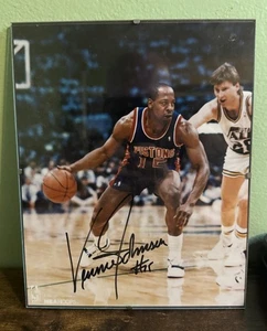 VINNIE JOHNSON AUTOGRAFO DETROIT PISTONI 8X10 FOTO FIRMATA INCHIOSTRO NERO AUTO NBA - Foto 1 di 2