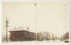 1915 Aberdeen, Washington - REAL PHOTO Street Scene, BPOE Building, Old Postcard - Imagen 1 de 2