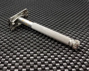 Navaja de afeitar de seguridad vintage 1966 Lady Gillette con mango de champán DE L4 bonita y limpia - Imagen 1 de 5