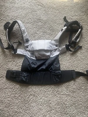 Porta-bebês esportivo Lille Baby Pursuit, preto e cinza - Imagem 1 de 4