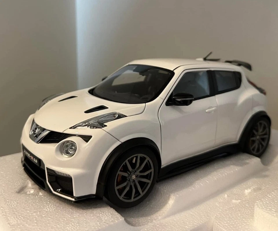 Nissan Juke-R 2.0 2016 - autoart 1/18 white - Image 1 of 1