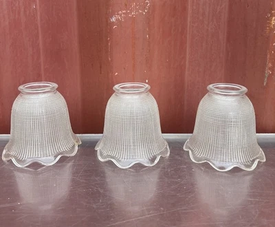 Антикварный призматический абажур в голофановом стиле 1920-х годов с волнистым лепестковым основанием - Изображение 1 из 4