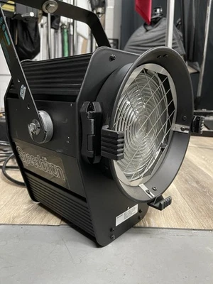 Speedotron 4800w Fresnelite- One owner great shape. Daylight fresnel - Barndoors - Image 1 of 3